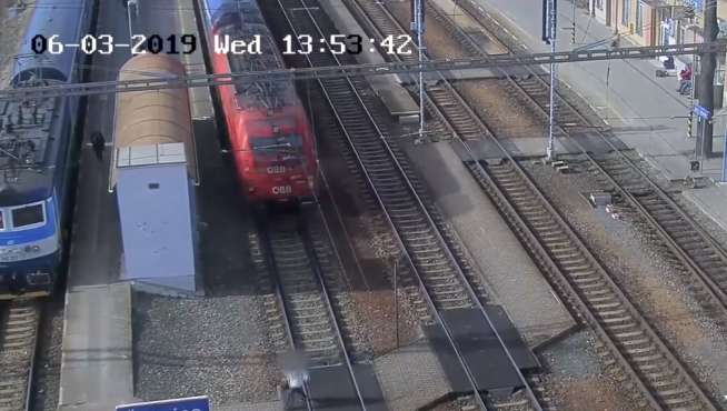 Una imagen del vídeo, momentos antes de que el tren golpee a la mujer.