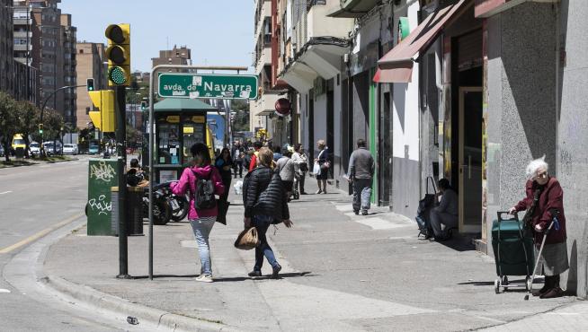Los vecinos reclaman la reforma de las aceras de la avenida de Navarra
