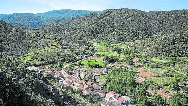 Equidistante entre Teruel y la estación de esquí de Aramón-Javalambre, la localidad cuenta con dos referencias de turismo rural, Casa Torta y El Salobral; además, está recuperando patrimonio.