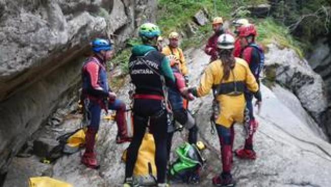 La práctica de espeleosocorro en el barranco Las Gloces ha reunido a miembros de la Federación Aragonesa de Espeleología, la Guardia Civil de Montaña, la Ertzaina, Bomberos de Zaragoza y estudiantes.