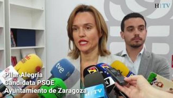 La candidata del PSOE al Ayuntamiento de Zaragoza, Pilar Alegría, asegura haberse enterado a la vez junto con Sara Fernández, futura vicealcaldesa de la capital aragonesa, de que finalmente será Jorge Azcón el futuro alcalde de Zaragoza. "Estábamos reunidos en el despacho de Ciudadanos cuando casi al salir hemos sabido por los medios de comunicación quién será alcalde".