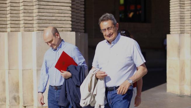 Santiago Morón y Julio Calvo a las puertas del Ayuntamiento de Zaragoza