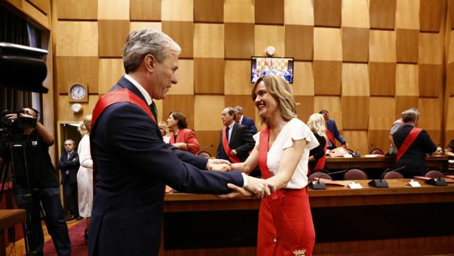 Pilar Alegría saluda a Jorge Azcón tras ser investido como alcalde de Zaragoza.