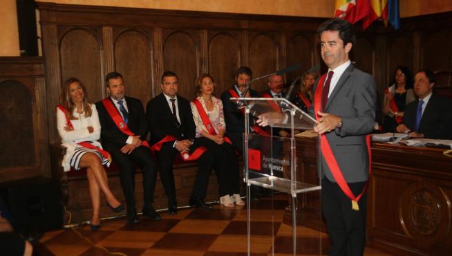 Luis Felipe es investido alcalde de Huesca por sorpresa.