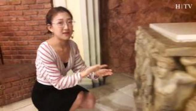 Yu-Zahg es una estudiante china que está realizando un máster de Gestión del Patrimonio Cultural en el Universidad de Zaragoza. Su sueño es abrir una agencia turística en su país que acerque a los ciudadanos chinos el patrimonio de Zaragoza. Para ello, aprende el oficio en la iglesia de Santa Engracia.