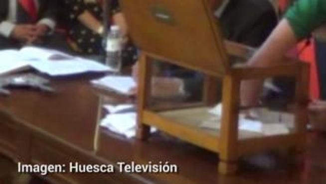 Imágenes del momento de la votación y posterior recuento de votos en el consistorio oscense este sábado 15 de junio.