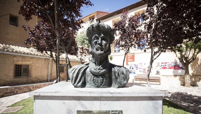 Busto de Abderramán III en Cadrete, antes de ser retirado de la plaza Aragón