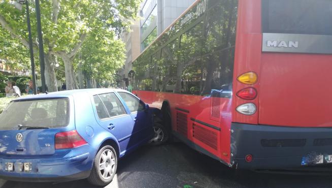 Colisión entre un coche y un autobús en el centro de Zaragoza