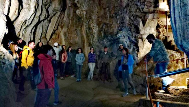 Los participantes en el primero de los Viajes de La Nave del Misterio en Aragón, durante su visita a la Cueva de las Güixas en Villanúa