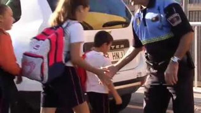 Se ha ganado a pulso el título del agente más amable de las Islas Canarias. Cada mañana, mientras ordena el tráfico, en un paso de cebra de un colegio, choca la mano a cada uno de los alumnos que pasan a su lado.