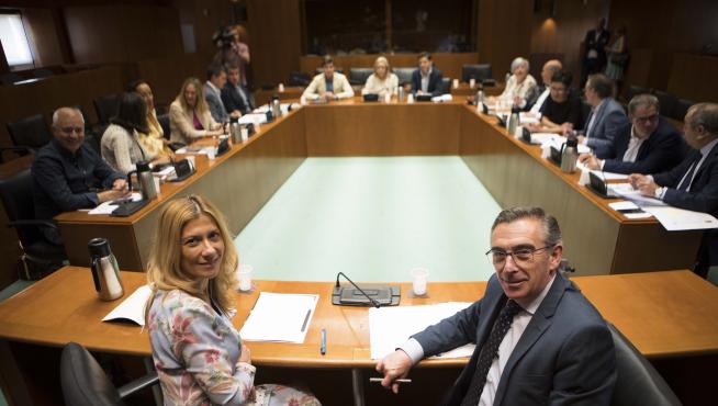Luis María Beamonte y Mar Vaquero han presidido este miércoles la reunión del grupo del PP en las Cortes de Aragón.