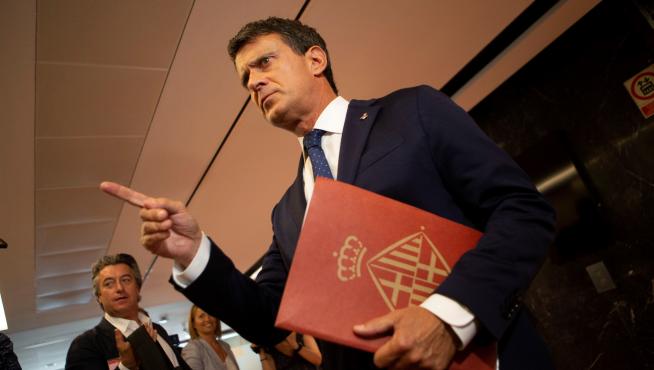 Valls carga contra Ciudadanos y seguirá como concejal en Barcelona.