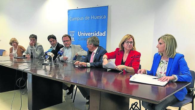 Dueñas y Sanz, en el centro, con los decanos y directores de los cinco centros universitarios de Huesca.