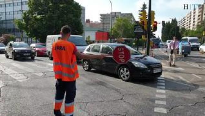 Las obras de asfaltado de paseo de la Constitución de Zaragoza se han reanudado este martes y han provocado atascos y retenciones en hora punta en esta vía zaragozana y en paseo de La Mina.