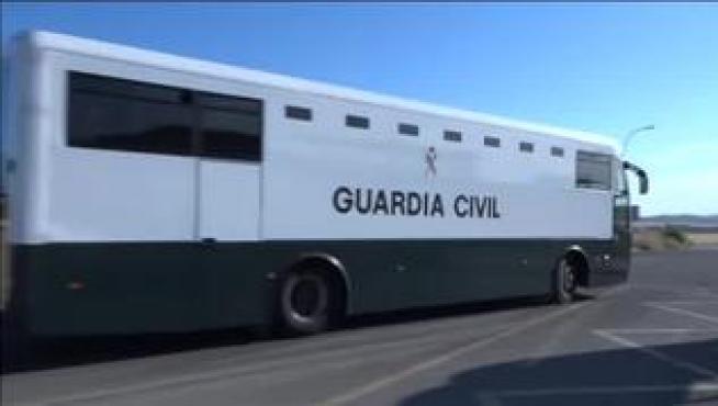 Los siete políticos presos por el ‘procés’ han salido de la cárcel madrileña de Valdemoro y pernoctarán en el centro penitenciario de Zuera, en Zaragoza, desde donde partirán el miércoles hacia Cataluña. Los presos saldrán mañana desde Zaragoza hacia un centro penitenciario de Cataluña, donde ya serán los Mossos d’Esquadra quienes se hagan cargo de su custodia.
