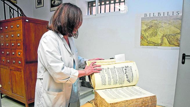 La técnica Eugenia Acero mostrando documentos históricos de Calatayud y la comarca.