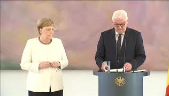 La canciller alemana, Angela Merkel, ha vuelto a sufrir los mismos temblores que tuvo hace nueve días durante otro acto público y que en ese momento achacó a una posible deshidratación. En esta ocasión, Merkel que estaba en la presentación de la nueva ministra de Justicia alemana, Christine Lambrecht, no ha querido darle importancia.
