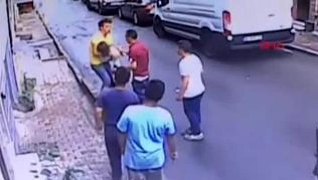 Impactantes imágenes de un joven que evita que una niña de dos años, que se había caído por una ventana, impacte contra el suelo en Estambul. En cuestión de segundos cogió al vuelo a la niña de tan solo 2 años. Al parecer, la pequeña se acercó a la ventana de su casa mientras su madre estaba en la cocina.