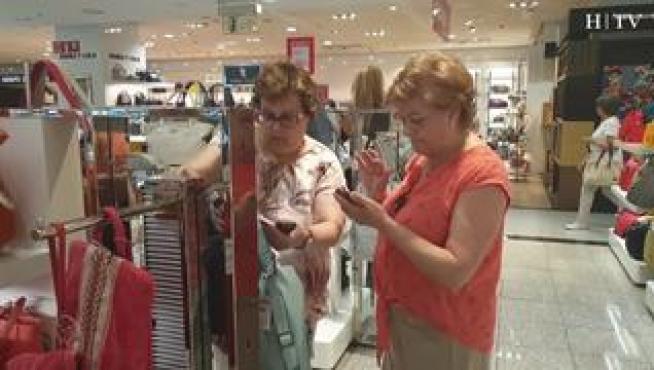 Las grandes superficies aragonesas han iniciado las rebajas de verano este viernes, adelantándose al 1 de julio, fecha en la que comienzan sus vacaciones cientos de aragoneses. En el Corte Inglés, por ejemplo, se pueden encontrar descuentos de hasta el 50%.