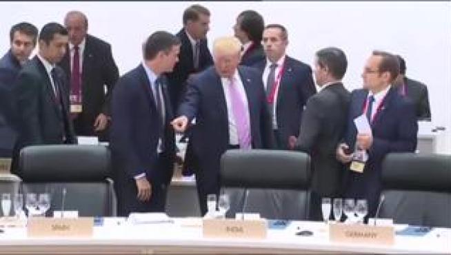 El gesto se ha producido después de que se saludaran y el presidente español quisiera volver a dirigirse al estadounidense.