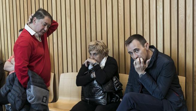 La exalcaldesa, María Victoria Pinilla, flanqueada por otros dos acusados del caso La Muela.