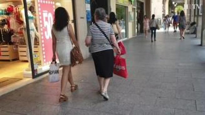 La ola de calor de los últimos días se ha dejado notar en la campaña de rebajas y los comercios esperan que con la bajada de temperaturas, los consumidores se animen con descuentos de hasta el 70%.