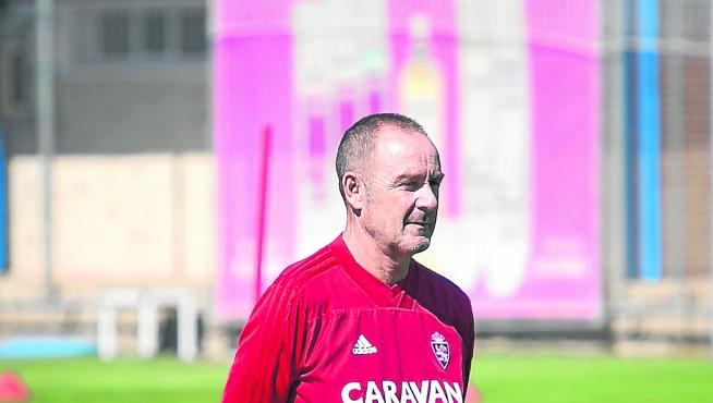 Víctor Fernández, en un entrenamiento del Real Zaragoza.