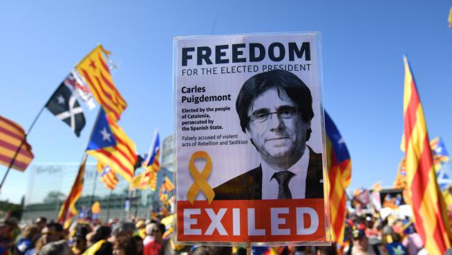 Independentistas catalanes se manifiestan a las puertas del Parlamento Europeo.