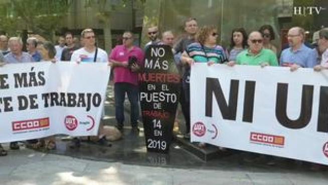 Los sindicatos se han convocado bajo el lema "Ni una muerte más por accidente de trabajo" para protestar por la precariedad laboral tras los últimos episodios de este martes en Aragón.