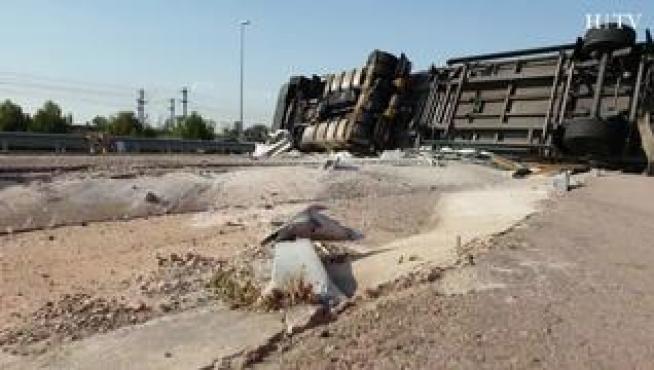 El camión se ha quedado cruzado en la mediana ocupando varios carriles, como consecuencia de la colisión con un turismo.