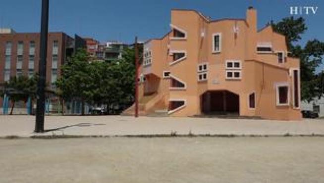 La parroquia de San Pío X, en el zaragozano barrio de La Jota, está asentada en un edificio original e irregular que es considerado uno de los más peculiares de la ciudad
