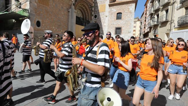La charanga de la peña Nos An Soltao recorre las calles de Teruel el viernes de La Vaquilla.