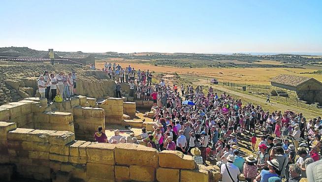 Un grupo de turistas conocen el yacimiento de Los Bañales