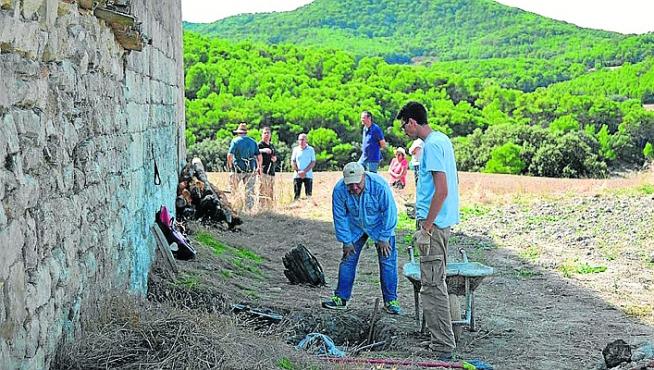 Miembros de El Patiaz en una excavación arqueológica