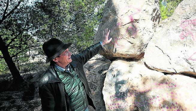 El arqueólogo Ignacio Lorenzo muestra pinturas rupestres