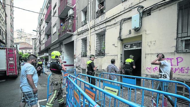 Los Bomberos y la Policía Local acompañaron a varios okupas para que recogieran objetos de valor.