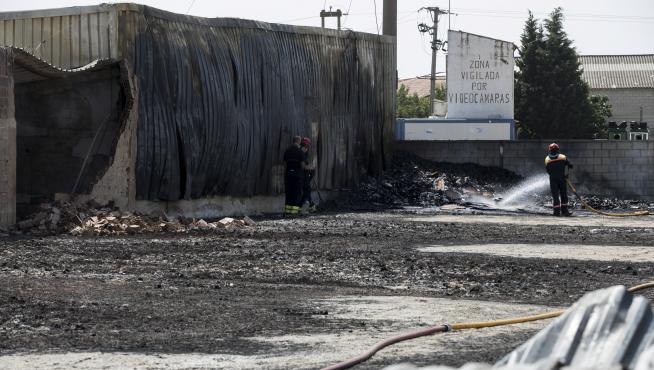 Los restos del incendio que ha afectado a la empresa de embalajes El Moncayo la mañana de este lunes