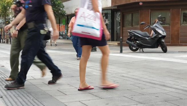 Varias personas atraviesan la calzada en Don Jaime fuera de los pasos de peatones.