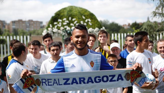 Luis Suárez, en su presentación, junto a aficionados del Real Zaragoza