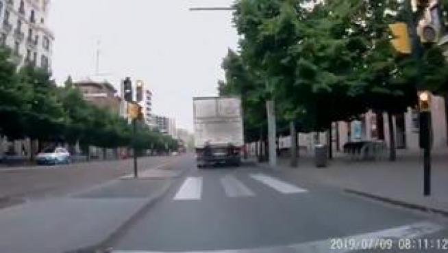 Un vídeo compartido por Azuvemp muestra cómo el usuario del patinete circula correctamente con su vehículo a 25km/h por una vía pacificada, mientras que el camión lo adelanta "rozando y a toda velocidad".