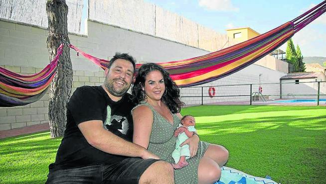 Rubén Asín y Paula Díez con su hijo Neco, en las piscinas de Sediles.
