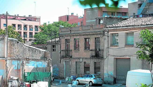 En los alrededores de la calle Lourdes hay solares y edificios en semirruina.