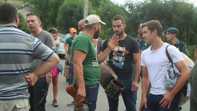 Los ganaderos se manifiestan en Plan con los esquilos para pedir que echen al oso Goiat