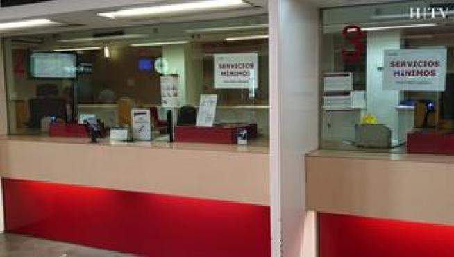 La primera huelga de Renfe ha arrancado con "normalidad" en la capital aragonesa, si bien ha ocasionado las primeras cancelaciones, filas en las taquillas y algunas demoras en varios cercanías de Zaragoza.