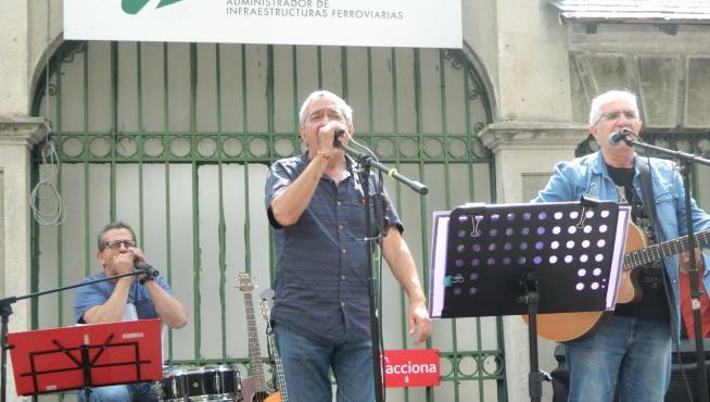 El grupo Adebán, en un acto reivindicativo en Canfranc.