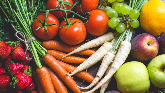 Conviene orientar los hábitos alimenticios hacia una dieta mediterránea, rica en frutas y verduras.