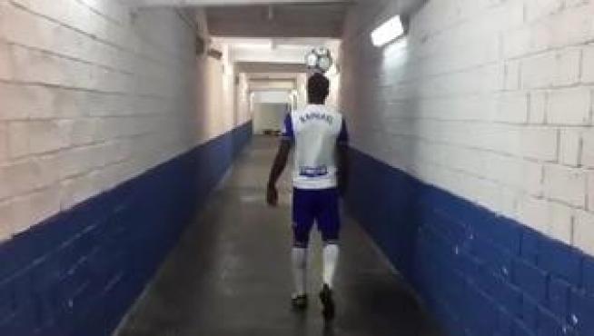 El nuevo jugador del Real Zaragoza, Raphael Dwamena, demostrando su control del balón en el túnel de los vestuarios de La Romareda, instantes después de su presentación oficial