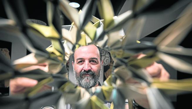 Jorge Pardo, este miércoles, con una pieza creada por él, en el museo zaragozano de origami.