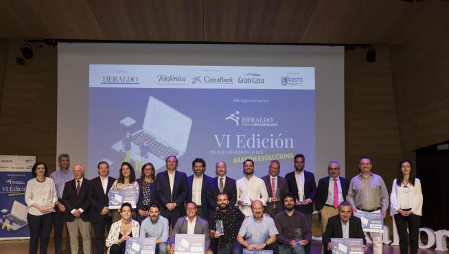 Todos los premiados en la gala, junto a autoridades, en el escenario de CaixaForum.