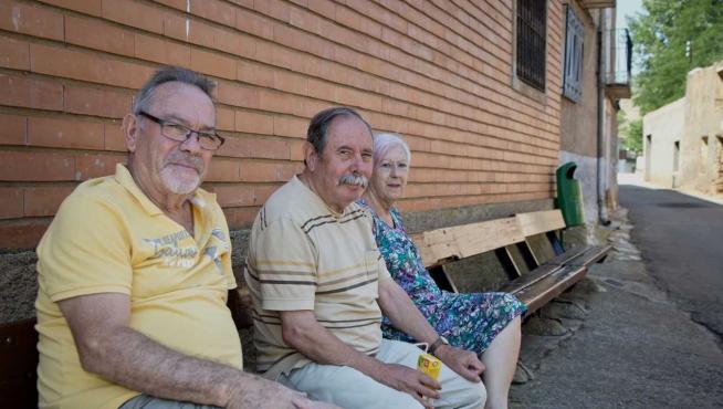 Alfonso Herrero, Alberto Velilla y Felicidad Benedicto, tres vecinos que acuden a temporadas a Balconchán.